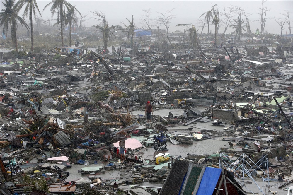 Hình ảnh đổ nát của một nơi bão Haiyan đi qua. Ảnh: Reuters.