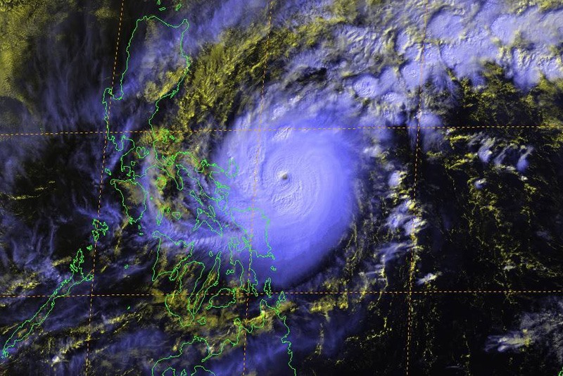 Ảnh chụp bão Nina từ vệ tinh của Trung tâm Cảnh báo Bão chung của Hải quân Hoa Kỳ.