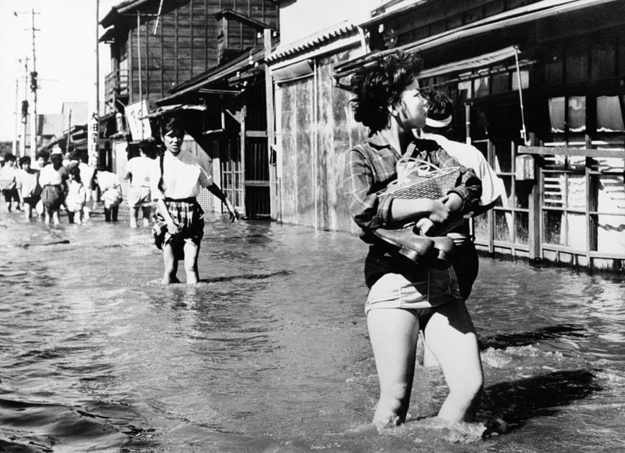 Người dân Nhật Bản khốn khổ sau cơn bão. Ảnh: Getty Images.