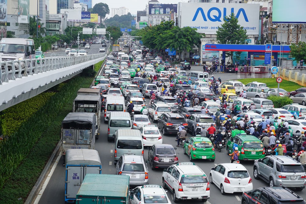 Giao thông xung quanh Sân bay Tân Sơn Nhất quá tải nghiêm trọng, kẹt xe thường xuyên.   Ảnh: MINH QUÂN