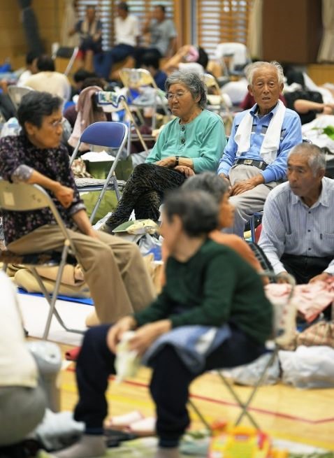 Các cư dân tại một nơi trú ẩn ở Tateyama, tỉnh Chiba, khi cơn bão Hagibis sắp đổ bộ. Ảnh: Mainichi