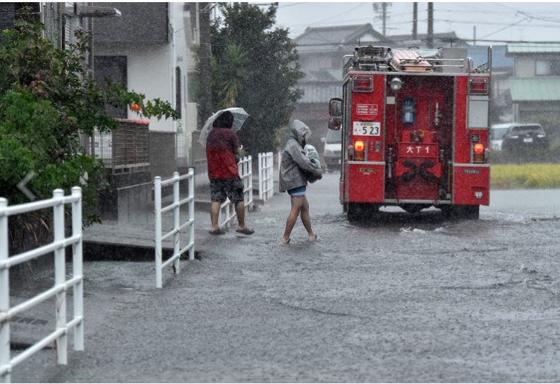 Cư dân sơ tán trước khi cơn bão lớn nhất trong vòng 6 thập kỷ  chuẩn bị đổ bộ Nhật Bản. Ảnh: Mainichi.