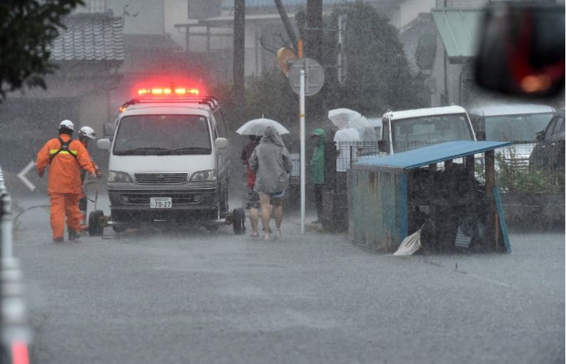 Cư dân phường Suruga, Shizuoka đang sơ tán khỏi khu phố bị ngập lụt do mưa lớn. Ảnh: Mainichi