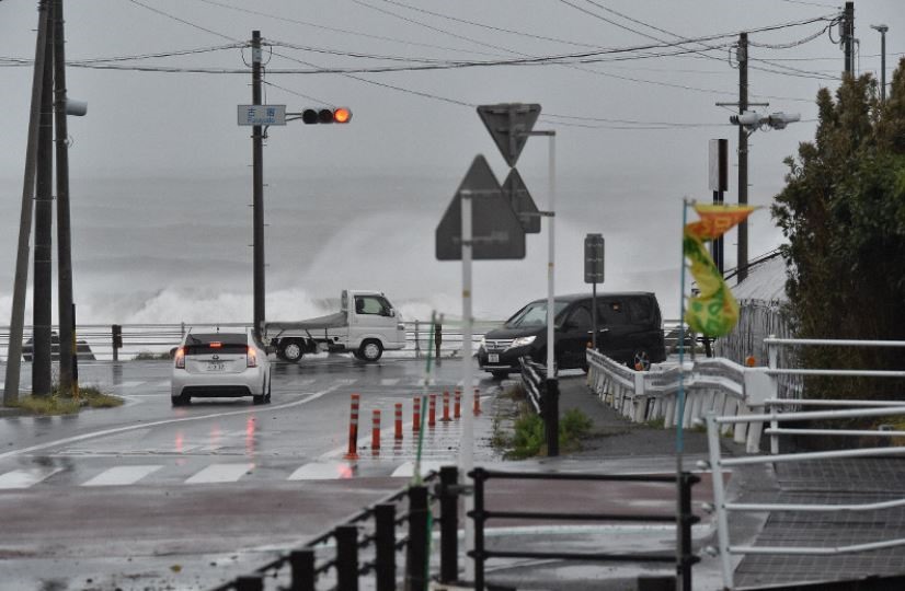 Sóng lớn được nhìn thấy từ trên một con đường dọc theo vịnh Suruga Nhật Bản vào ngày 12.10. Ảnh: Mainichi