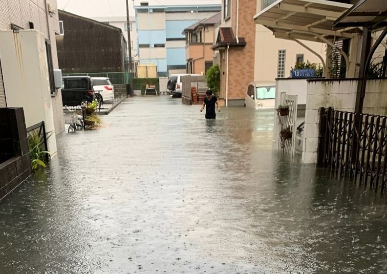Một khu dân cư ở phường Suruga, Shizuoka, bị ngập sâu do mưa lớn từ siêu bão Hagibis. Ảnh: Mainichi.