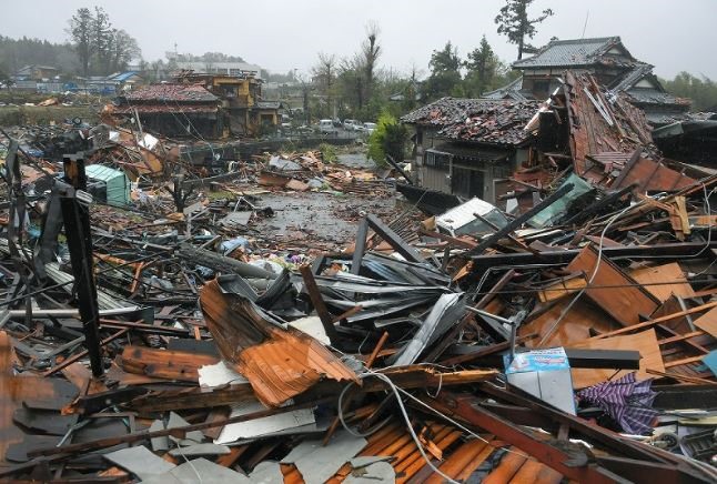 Đống đổ nát từ những ngôi nhà bị lốc xoáy tấn công ở Ichihara, tỉnh Chiba. Ảnh: Mainichi.