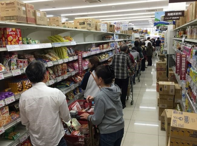 Người dân xếp thành hàng dài để thanh toán mua các nhu yếu phẩm để chuẩn bị cho cơn bão Hagibis sắp đổ bộ. Đây là hình ảnh tại một siêu thị ở phường Kanagawa, phía nam Tokyo ngày 11.10. Ảnh: Mainichi.