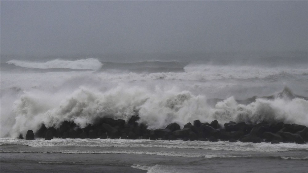 Hagibis là một trong những cơn bão mạnh nhất tấn công quốc đảo trong nhiều năm qua di chuyển qua đảo Honshu. Bão Hagibis dự kiến sẽ đổ bộ trong ngày 12.10 và hàng trăm nghin người được khuyến cáo nên sơ tán. Trong ảnh là sóng lớn đánh dọc bờ biển ở Hamamatsu. Ảnh: Sky.