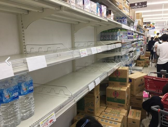 Quầy nước gần như đã bán hết ngay sau thời gian mở cửa vào ngày 11.10 tại một siêu thị ở phường Kanagawa, phía nam Tokyo do nhiều người dự trữ các nhu yếu phẩm để chuẩn bị đối phó với bão lớn. Ảnh: Mainichi.