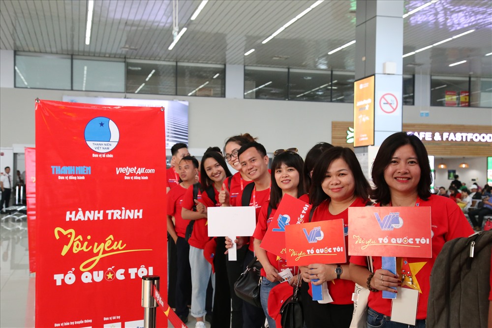 Các đại biểu tham dự Hành trình “Tôi yêu Tổ quốc tôi” năm 2019 thực hiện các thủ tục tại sân bay từ Hà Nội tới Cần Thơ và di chuyển vào Cà Mau.