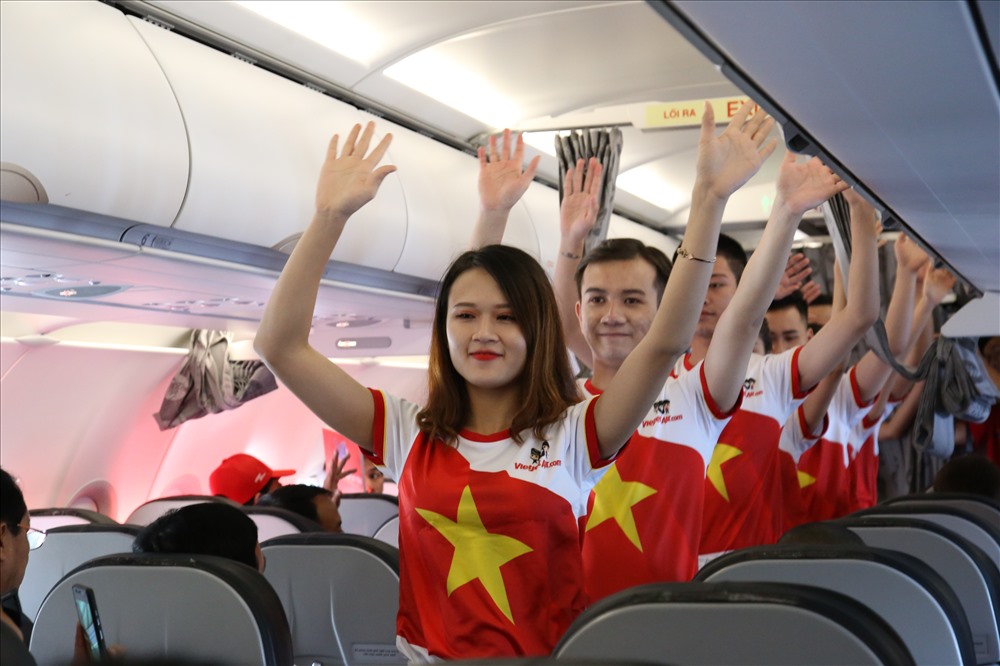 Trên chuyến bay này, nhiều tiết mục văn nghệ về tình yêu quê hương, đất nước như múa “Việt Nam quê hương tôi“, hát “Việt Nam ơi“... được biểu diễn bởi các thanh niên.