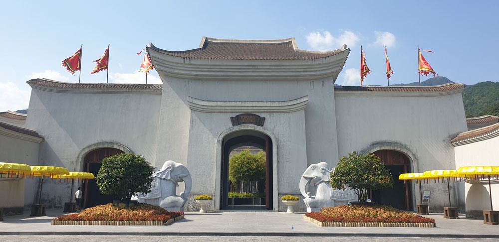 Cổng tam quan Khai tâm của Khu văn hóa Trúc Lâm Yên Tử có mang gen “ADN” của Cổng tháp Tổ.   Ảnh: Nguyễn Hùng