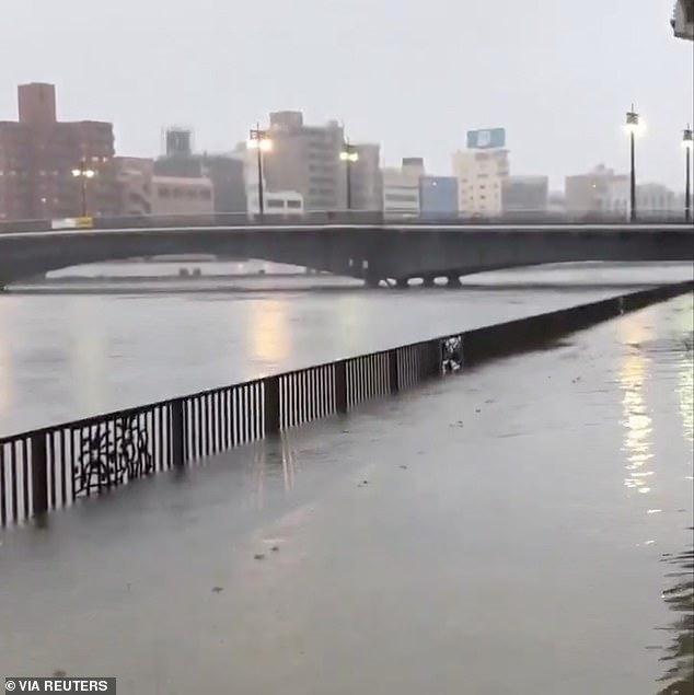 Nước sông Sumida tràn bờ. Ảnh: Reuters.
