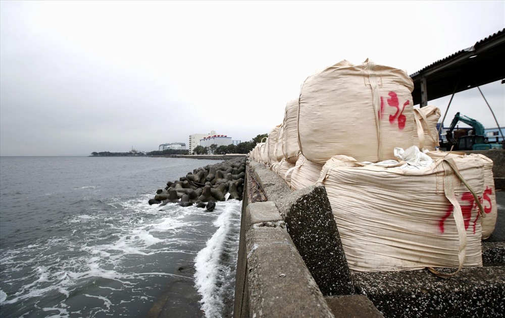 Bố trí các bao cát chuẩn bị đối phó siêu bão Hagibis hôm 11.10 ở bờ biển Yokohama. Ảnh: Kyodo/Reuters