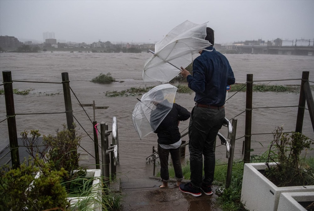 Nước sông Tama dâng cao trong siêu bão Hagibis, cơn bão mạnh nhất tấn công Nhật Bản trong nhiều năm qua. Ảnh: Getty Images