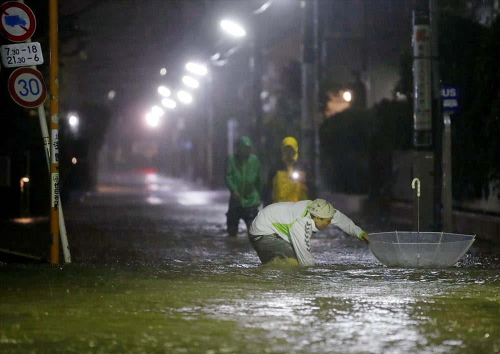 Đường sá biến thành sông do mưa lớn ở Tokyo. Ảnh: Kyodo/Reuters