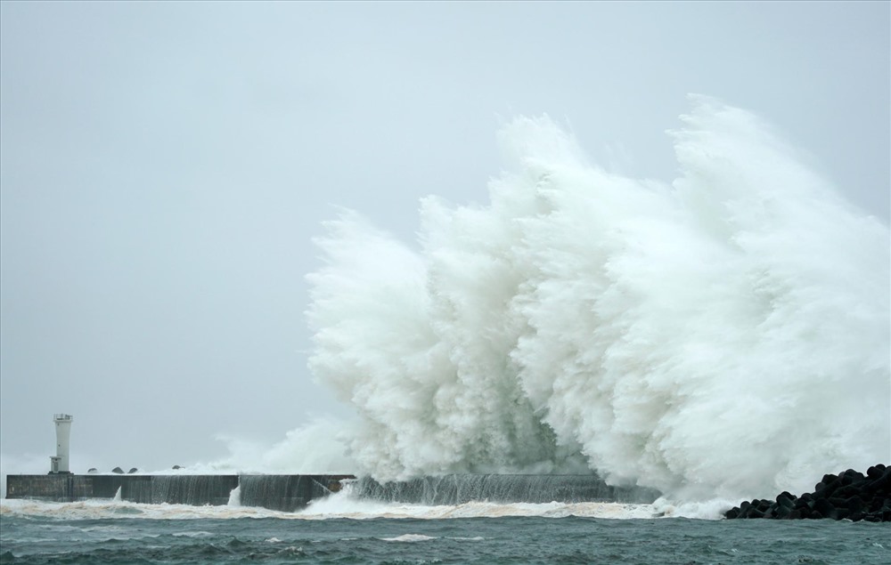 Sóng lớn ở Kiho, tỉnh Mie. Ảnh: EPA