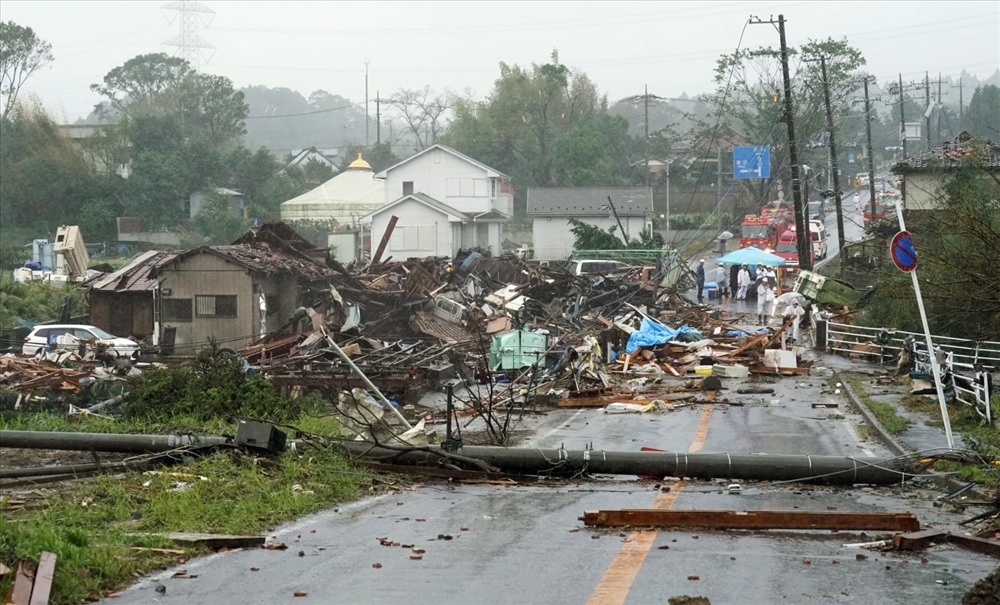 Nhà cửa bị tàn phá, cây cối đổ sập, ô tô và cột điện bị bất tung ở Ichihara, phía đông Tokyo hôm 12.10. Ảnh: Kyodo/Reuters