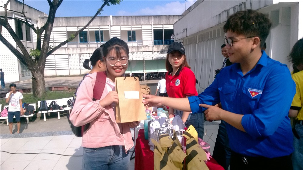 Các bạn sinh viên tham gia chương trình đổi rác thải lấy quà tặng.