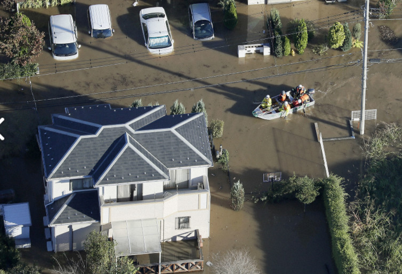Thuyền cứu hộ tiếp cận một khu dân cư ngập trong nước ở Sakado, tỉnh Saitama, đông bắc Nhật Bản, ngày 13.10. Ảnh: Kyodo