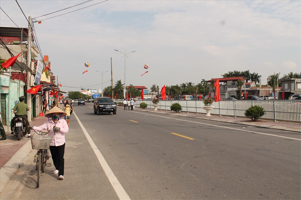 Tuyến đường khang trang, hiện đại, tạo điểm nhấn cảnh quan vùng quê Vĩnh Bảo, Hải Phòng. Ảnh MAi Dung