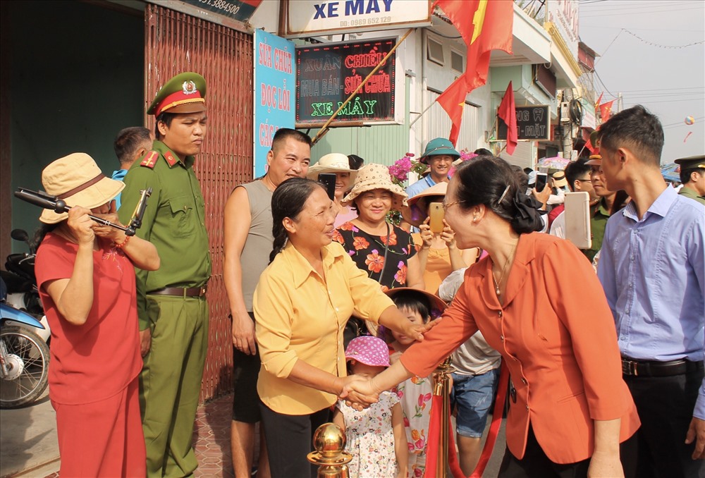 Lãnh đạo thành phố Hải Phòng chung vui với người dân huyện Vĩnh Bảo trong ngày khánh thành tuyến đường. Ảnh Mai Dung