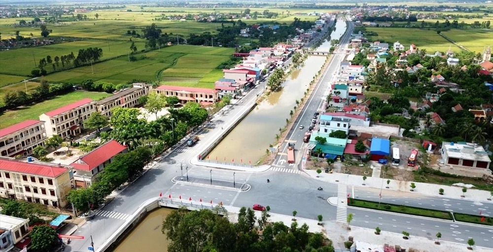 Tuyến đường đôi nối từ cầu Lạng Am đến cầu Nhân Mục là tuyến đường đẹp nhất huyện Vĩnh Bảo. Ảnh CTV