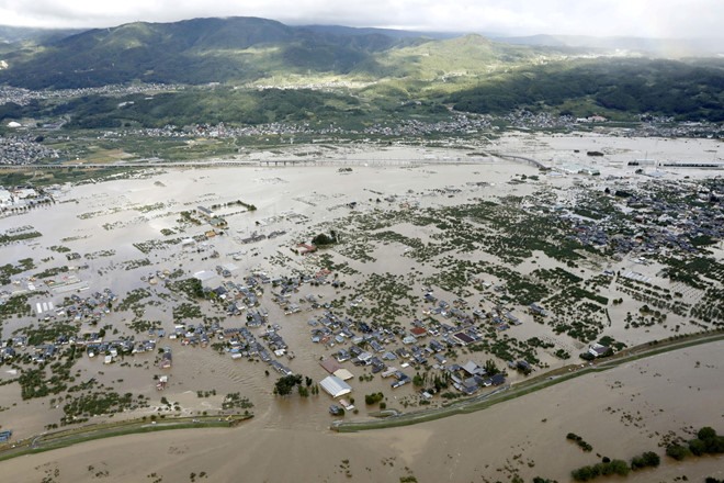 Tỉnh Nagano, miền trung Nhật Bản chìm trong biển nước. Ảnh: Reuters.