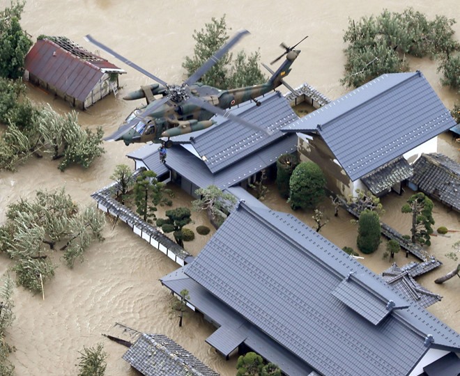 Trong ngày 13.10, lực lượng phòng vệ Nhật Bản điều động thêm trực thăng quân sự tìm kiếm, giải cứu người dân còn mắc kẹt trong nhà.