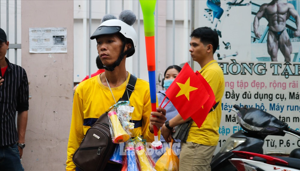 Như thường lệ, kèn, cờ, áo in cờ đỏ sao vàng, băng rôn... được bày bán phục vụ người hâm mộ.