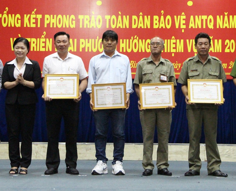 Anh Hải (đứng giữa) đã nhận được nhiều giấy khen của chính quyền các cấp - Ảnh: Đình Trọng.