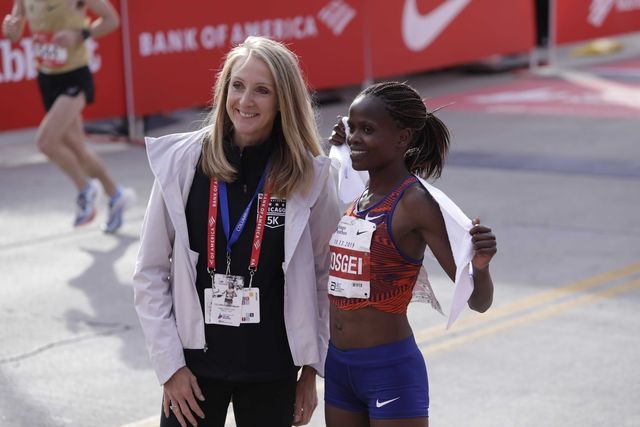 Brigid Kosgei xô đổ cả 2 kỷ lục thế giới, kỷ lục đường đua của huyền thoại Paula Radcliffe (trái). Ảnh: Chicago Marathon