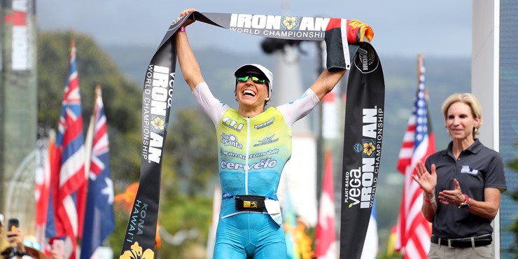 Anne Haug bất ngờ vượt qua Daniela Ryf (Vô địch 4 năm liên tiếp) và Lucy Charles (Á quân 2 năm liên tiếp), lần đầu tiên chiến thắng tại Ironman Kona. Ảnh: IRONMAN