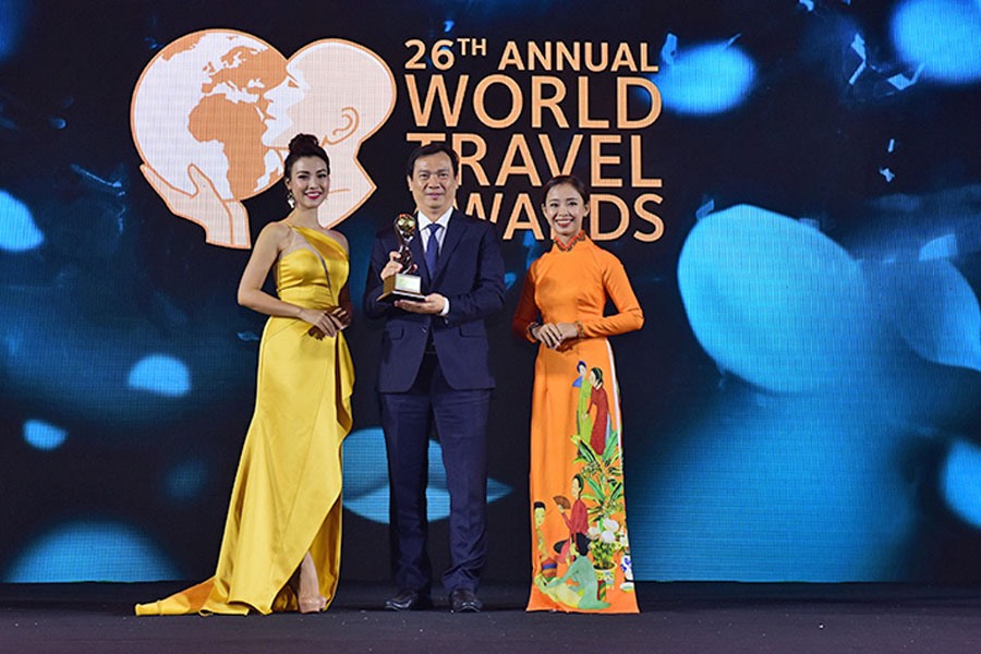Tổng Cục trưởng TCDL Nguyễn Trùng Khánh nhận giải thưởng World Travel Awards. Ảnh: T.L