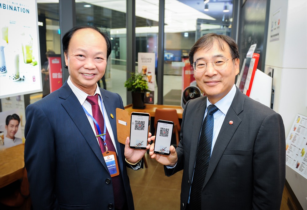 Ông Nguyễn Đình Thắng, Chủ tịch HĐQT LienVietPostBank và Ông Lee Mun Whan, Chủ tịch Công ty BC Card giới thiệu trải nghiệm số. Ảnh LVB