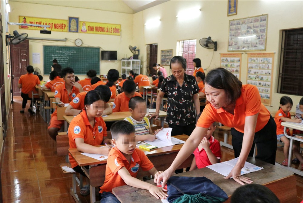 Cô Hòa thường xuyên tổ chức các buổi học ngoại khóa cho học sinh của mình.