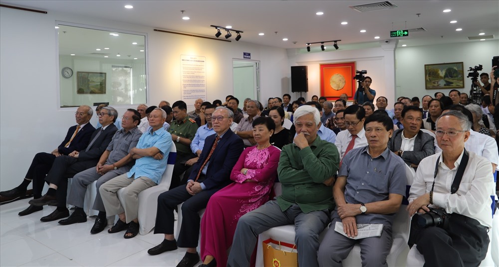 Đông đảo khách mời tới lễ ra mắt thư viện Nguyễn Văn Hưởng. Ảnh: Nguyễn Hồng.