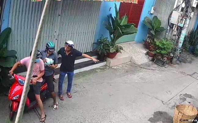Hình ảnh ba tên cướp bị camera tại nhà dân ghi lại. Ảnh cắt clip.