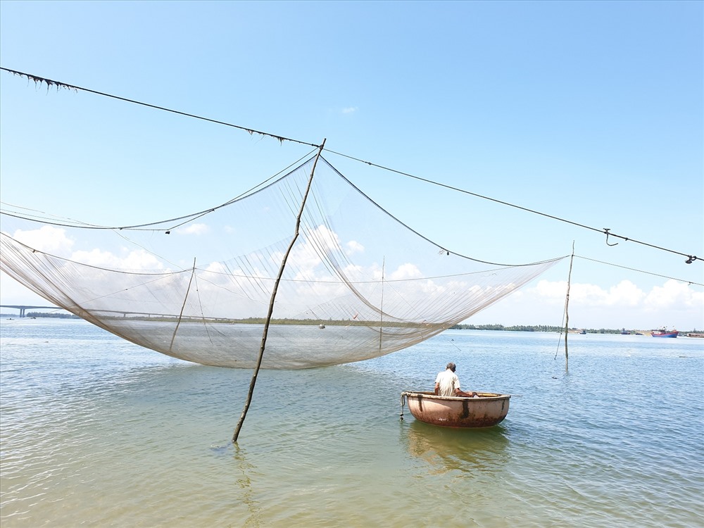 “Trung bình một ngày, ông bà đón khoảng 20-30 khách, với nhóm từ 1-4 du khách, chúng tôi được trả 50 nghìn đồng. Với nhóm từ 5 du khách trở lên, công ty chi thù lao 90 nghìn đồng. Thời gian dành cho mỗi nhóm tầm 30 phút đến 1 tiếng tùy vào lượng du khách” chia sẻ. Ảnh: Thanh Chung