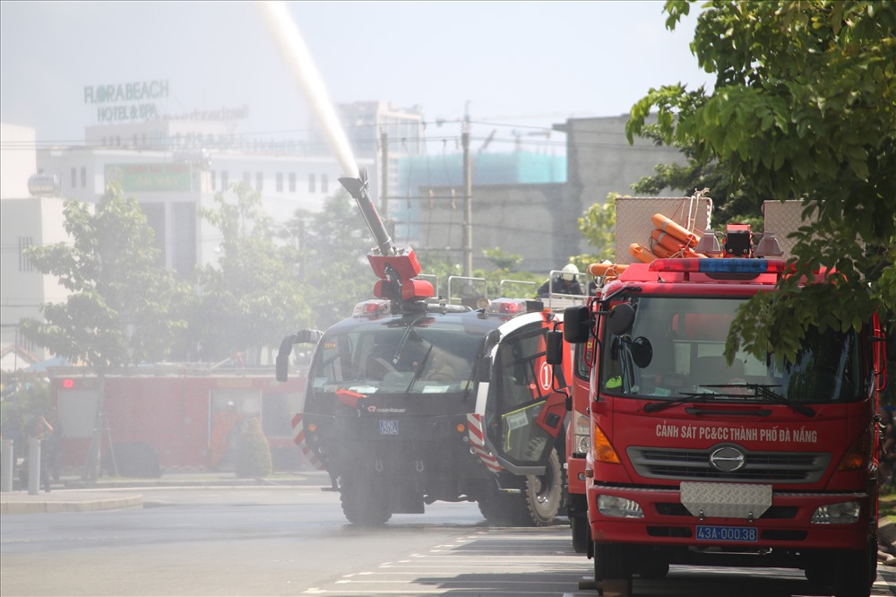 Xe cứu hỏa được mệnh danh là “quái thú” Rosenbauer Panther tham gia buổi tổng duyệt vào ngày 14.10. ảnh: H.V