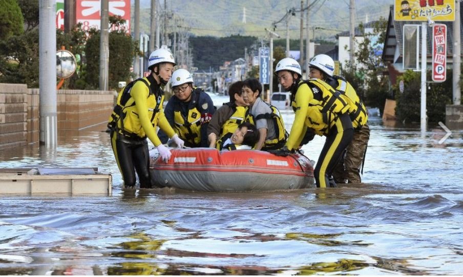 Cư dân ở Iwaki, tỉnh Fukushima được đưa đến nơi an toàn hôm 13.10 khi bão làm nước sông dâng cao. Ảnh: Kyodo.