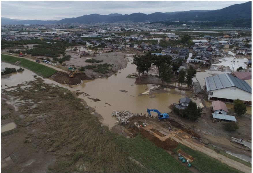 Cơn bão thứ 19 trong năm nay vào Nhật Bản đã gây ra lượng mưa kỷ lục khiến nhiều con sông bị vỡ bờ, làm ngập các khu dân cư và gây sạt lở đất ở 11 tỉnh thành. Ảnh: Mainichi.