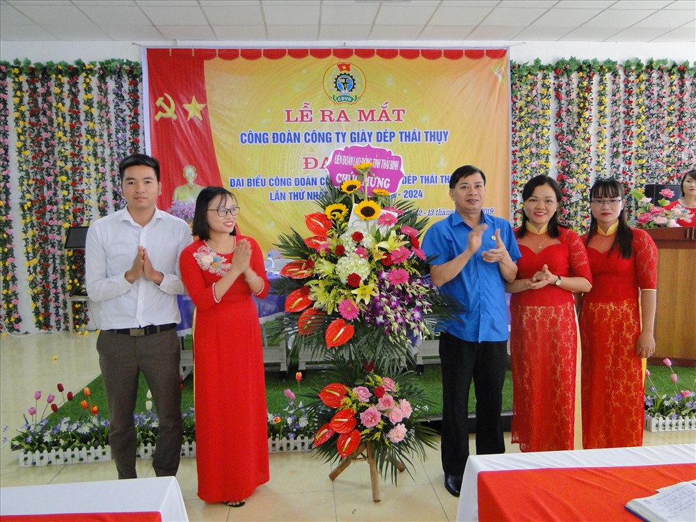 Đồng chí Trần Văn Toản – Phó chủ tịch LĐLĐ tỉnh tặng hoa chúc mừng công đoàn công ty ra mắt. Ảnh: Bá Mạnh