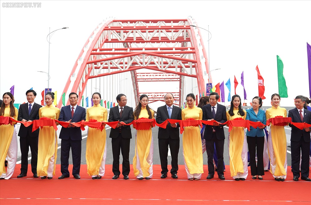 Thủ tướng Nguyễn Xuân Phúc và các đại biểu cắt băng thông xe kỹ thuật cầu Hoàng Văn Thụ. Ảnh: VGP