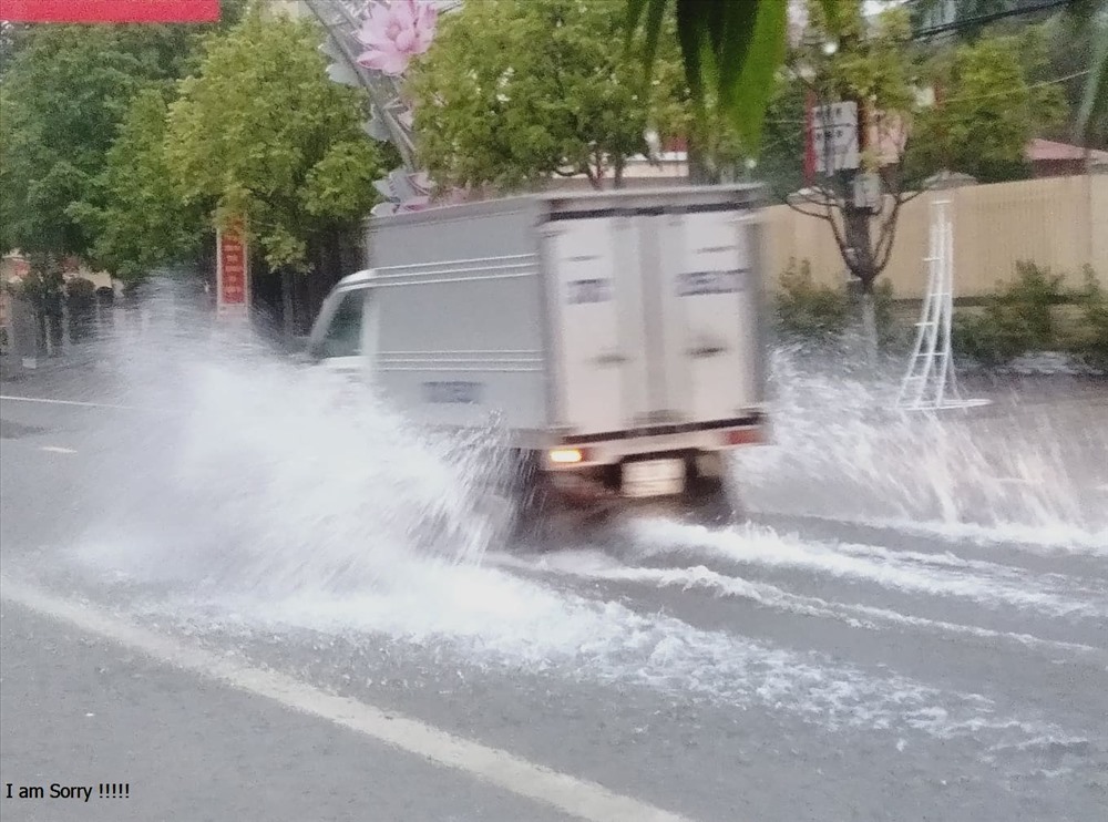 Nhiều tuyến đường ở thị trấn Phố Châu đã bị ngập vào sáng 15.10