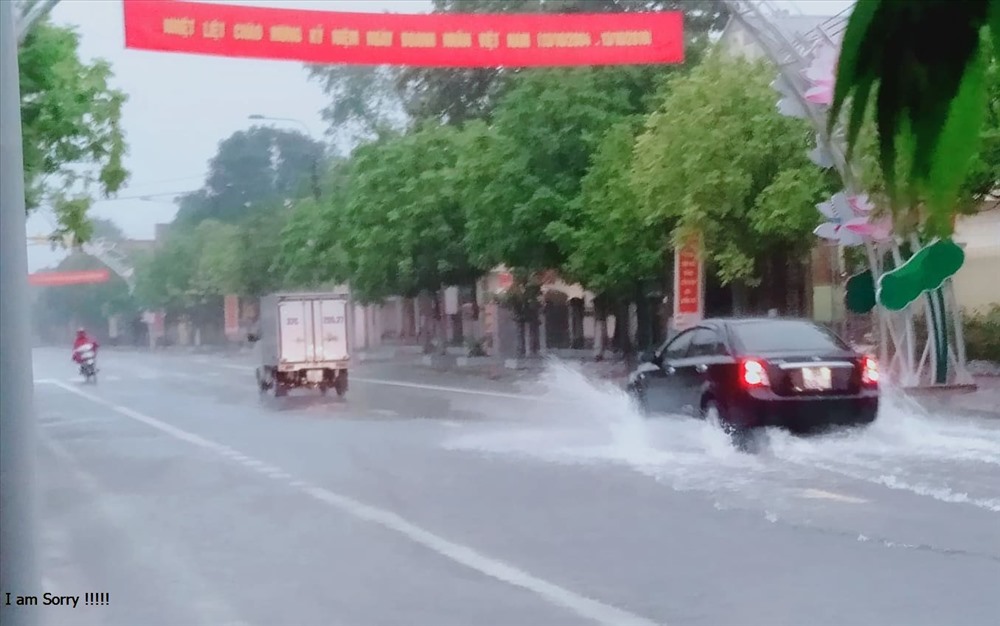 Mưa lớn, đường thị trấn Phố Châu - Hương Sơn - Hà Tĩnh vắng phương tiện qua lại.