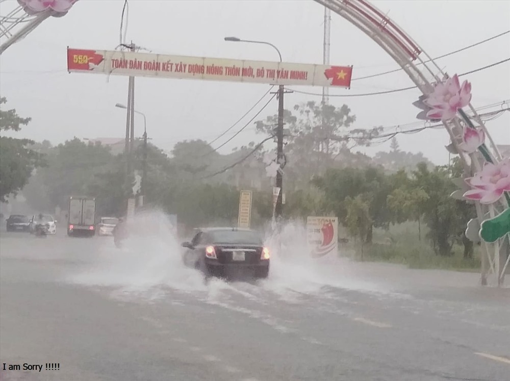 Người dân thị trấn Phố Châu cho biết, tình trạng ngập nước các tuyến đường diễn ra các thường xuyên, mỗi khi có mưa lớn kéo dài.