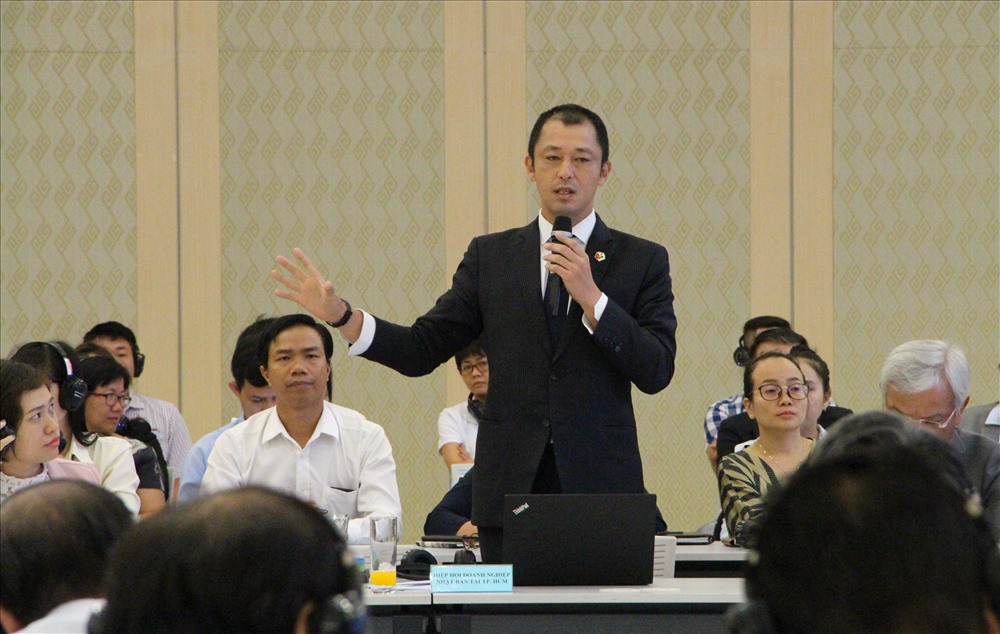 Đại diện một doanh nghiệp Nhật Bản đang hoạt động tại Bình Dương đưa ra kiến nghị trong chương trình tiếp xúc - Ảnh: Đình Trọng