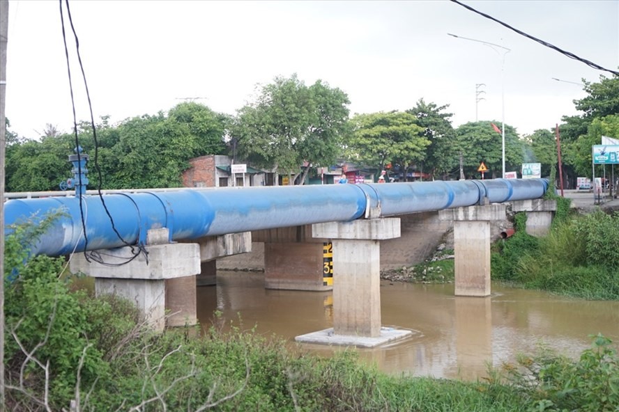 Đường ống cấp nước thô từ sông Lam cho Công ty CP Cấp nước Nghệ An. Ảnh: QĐ