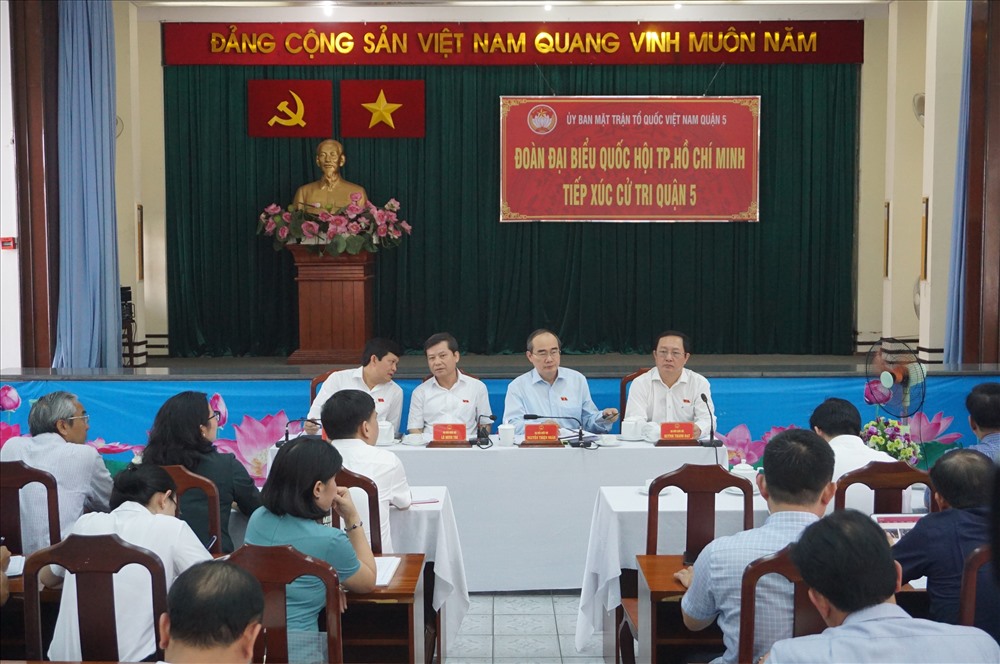 Đoàn đại biểu Quốc hội TP.Hồ Chí Minh tiếp xúc cử tri quận 5, ngày 15.10.  Ảnh: M.Q